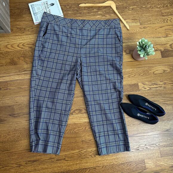 Torrid Pull-On Relaxed Taper Studio Luxe Ponte High-Rise Pant - Picture 3 of 9